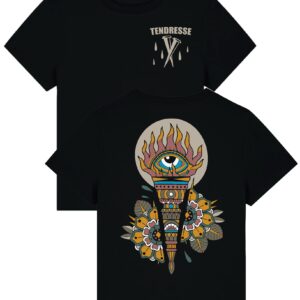 Présentation du t-shirt flambeau sur fond blanc. Le t-shirt est noir avec un imprimé beige sur la poitrine au niveau du coeur. L'imprimé est le logo de la marque Tendresse avec les deux clous croisés. Sur le dos, on retrouve un motif avec un flambeau dessiné de façon tatouage traditionnel américain avec un oeil dans les flammes et des fleurs de chaque côté du flambeau.