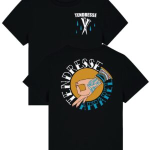 Présentation du T-shirt Circle Game sur fond blanc. Le t-shirt noir a le logo de la marque imprimé sur le coeur en blanc et bleu. Sur le dos, un motif avec une main de profile dont le pouce et l'index se touchent. Les mots Tendresse Apparel entourent le motif