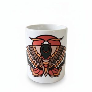 Une tasse blanche avec un papillon de nuit en motif tatouage traditionnel américain old school. Couleur Rouge, Brun, Vert, Jaune