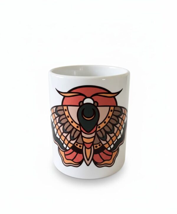 Une tasse blanche avec un papillon de nuit en motif tatouage traditionnel américain old school. Couleur Rouge, Brun, Vert, Jaune