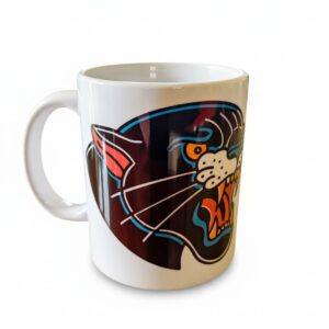 Une tasse blanche présentant une panthère noir en motif tatouage traditionnel américain.