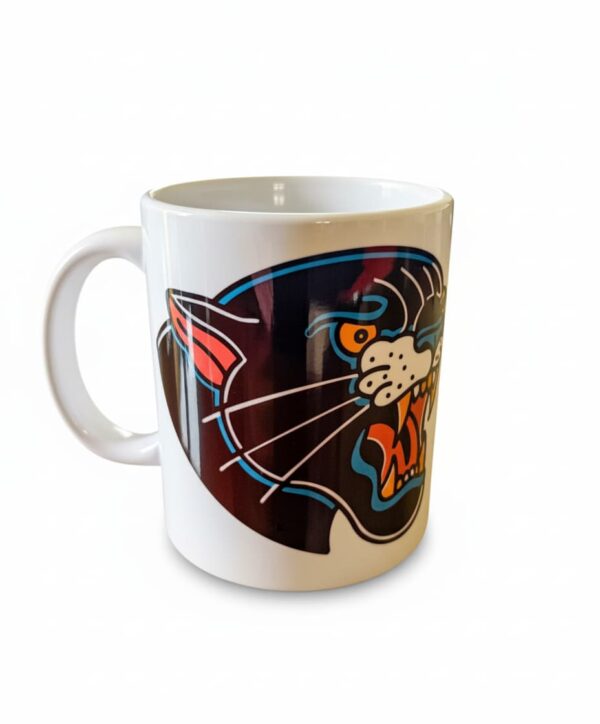 Une tasse blanche présentant une panthère noir en motif tatouage traditionnel américain.