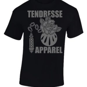 T-shirt noir sur fond blanc présentant un fléau médiéval dans un style tatouage traditionnel américain mais au lieu d'y avoir un boulet avec des pointes, on y trouve une rose et quelques larmes en dessous. Le motif apparait en gris foncé.