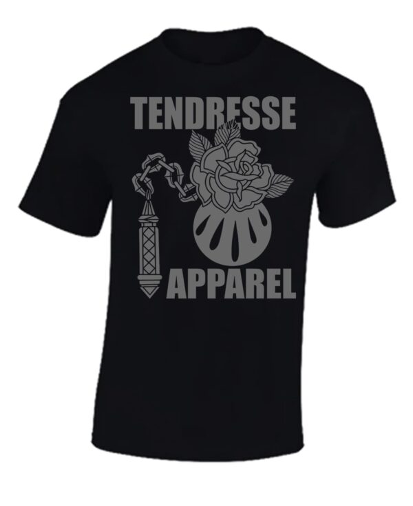 T-shirt noir sur fond blanc présentant un fléau médiéval dans un style tatouage traditionnel américain mais au lieu d'y avoir un boulet avec des pointes, on y trouve une rose et quelques larmes en dessous. Le motif apparait en gris foncé.