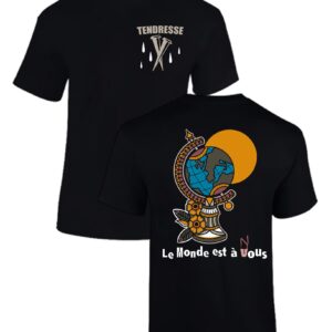 T-shirt Noir sur fond blanc avec sur le devant le logo Tendresse Apparel, 2 clous croisés en gris beige et des larmes blanches de chaque côtés. Sur le dos du t-shirt, il y un globe ancien représenté avec quelques fleurs sur le pied et un rond orange derrière celui ci. La phrase "Le Monde est à nous" est inscrite en dessous du motif.
