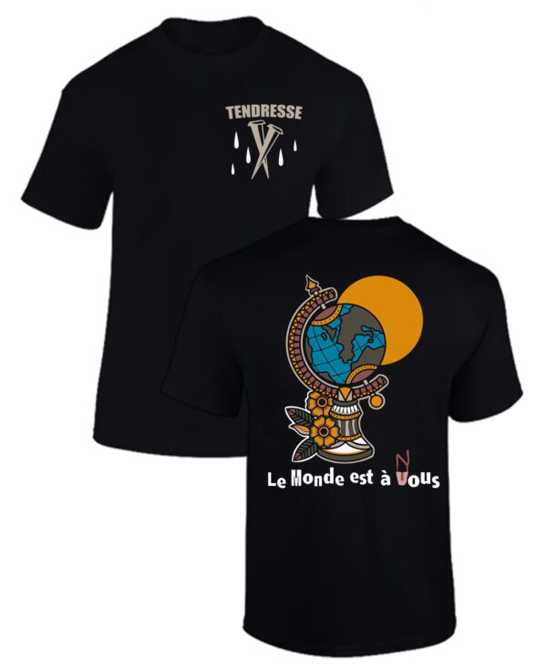 T-shirt Noir sur fond blanc avec sur le devant le logo Tendresse Apparel, 2 clous croisés en gris beige et des larmes blanches de chaque côtés. Sur le dos du t-shirt, il y un globe ancien représenté avec quelques fleurs sur le pied et un rond orange derrière celui ci. La phrase "Le Monde est à nous" est inscrite en dessous du motif.