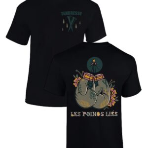 T-shirt noir sur fond blanc, sur le devant du t-shirt on retrouve le logo Tendresse Apparel au niveau du coeur en vert foncé et vert clair. Sur le dos, on trouve un motif avec des gants de boxe accrochés quelques fleurs de chaque côtés et la phrase "Les Poings Liés" juste en dessous. Les couleurs dominantes sont le vert foncé, vert clair, jaune et rose.