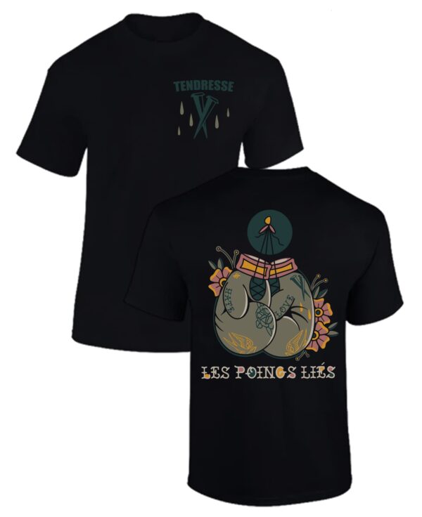 T-shirt noir sur fond blanc, sur le devant du t-shirt on retrouve le logo Tendresse Apparel au niveau du coeur en vert foncé et vert clair. Sur le dos, on trouve un motif avec des gants de boxe accrochés quelques fleurs de chaque côtés et la phrase "Les Poings Liés" juste en dessous. Les couleurs dominantes sont le vert foncé, vert clair, jaune et rose.